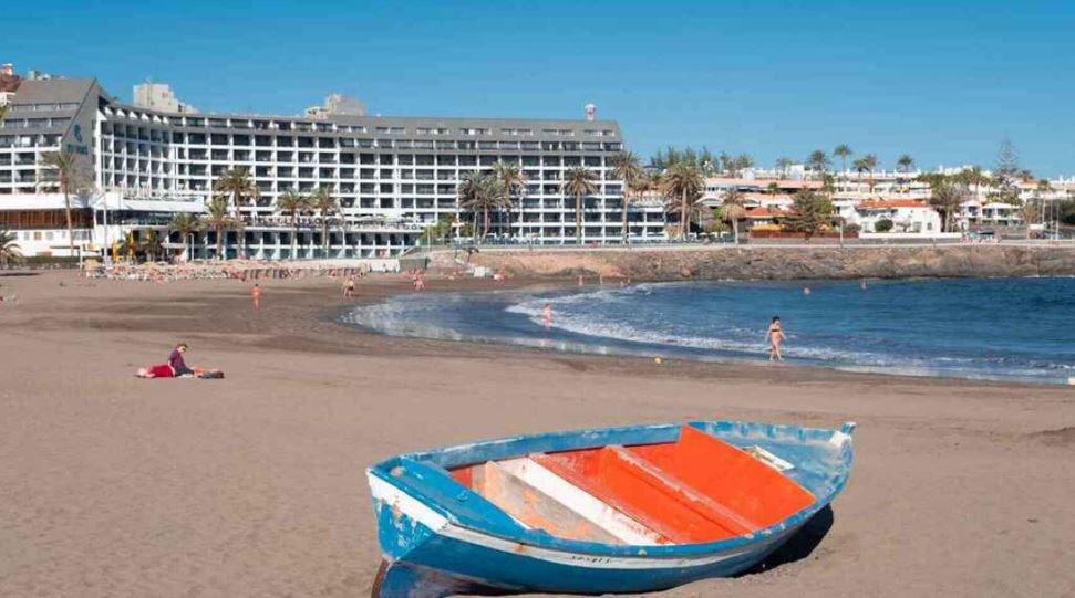 El Español – La ruina turística de Canarias: 49.000 personas en ERTE y hoteles cerrados que pierden 100.000 euros al mes